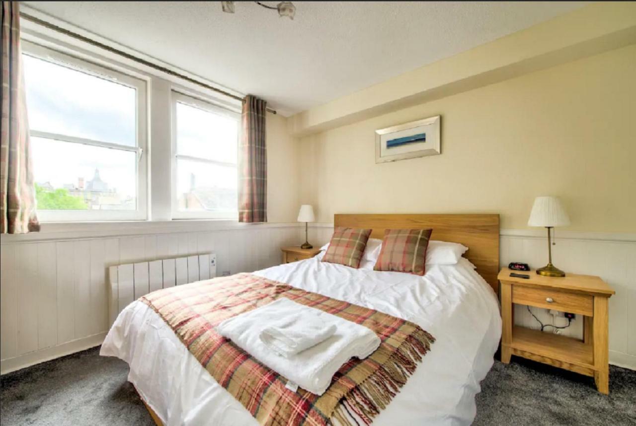 Charming 1 Bed Apartment With Castle View Единбург Екстериор снимка